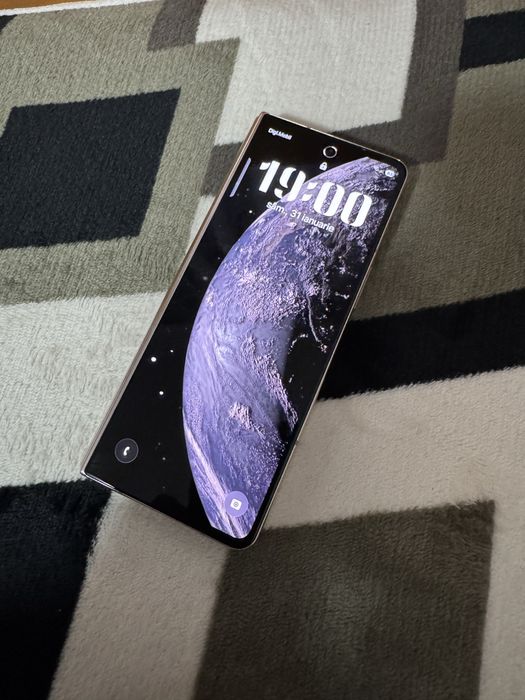 Salut scimb samsung z fold cu sistem audio cititi descrierea