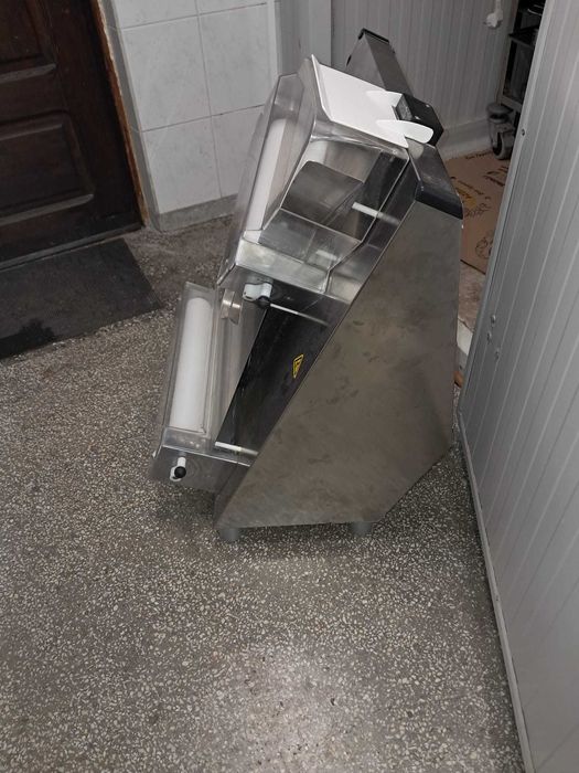 Машина за разточване на тесто за пици