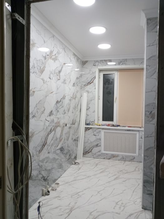 Кафельщики мастера своего дела.