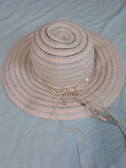 Лот от 2бр плажни шапки за 10лв общо