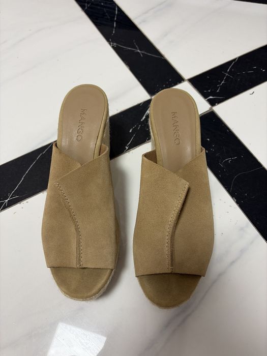 Босоножки Манго на танкетке