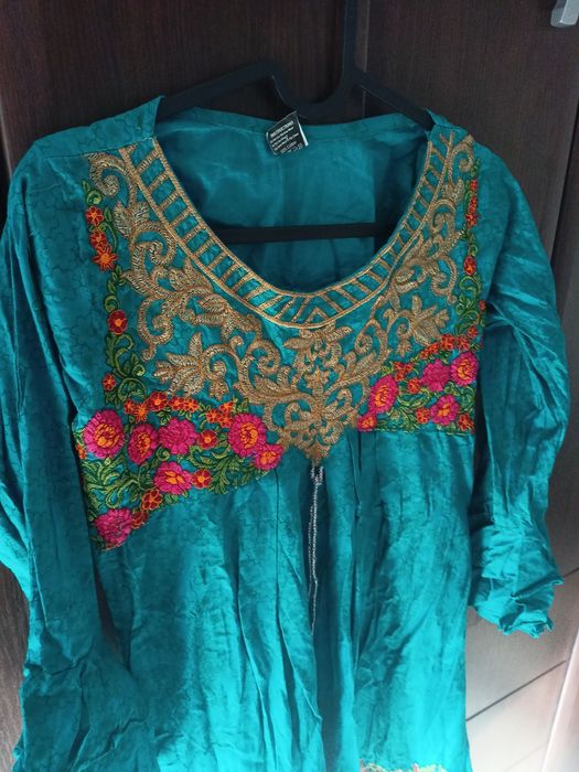 Рокля с флорални мотиви