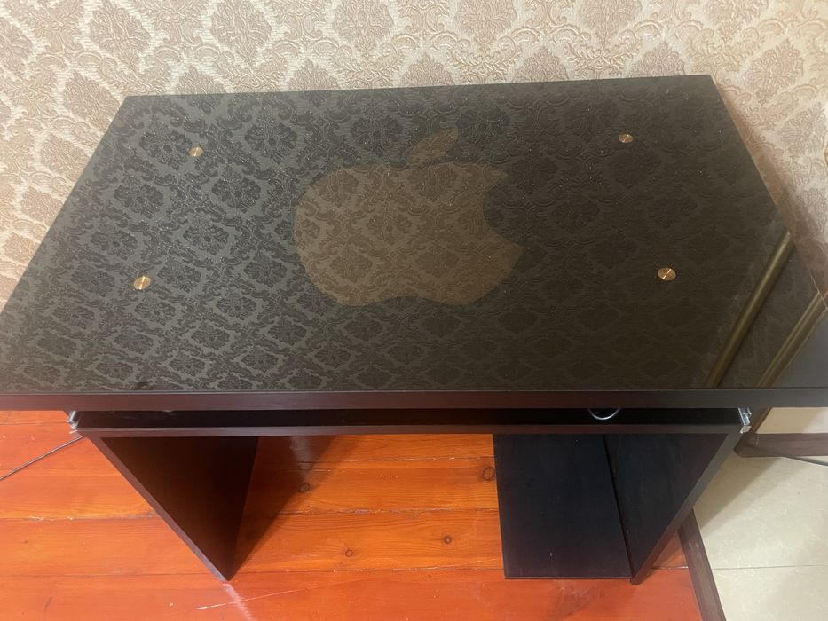 Продам компютерный столик со стекляной поверхностью