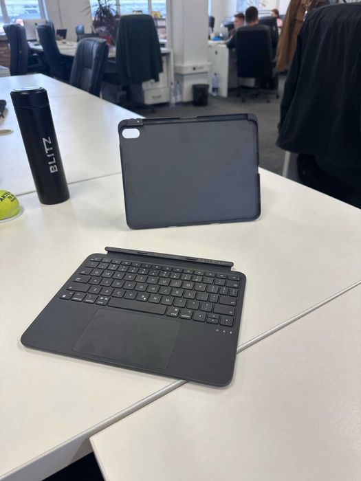 Husă cu tastatură ESR + trackpad – iPad Air 4/5/6 10.9" și Pro 11"