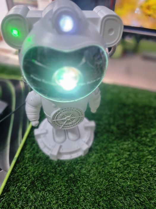 Prayoktor osmon jisimlarini kursatdai pult bulutuh bor muzika