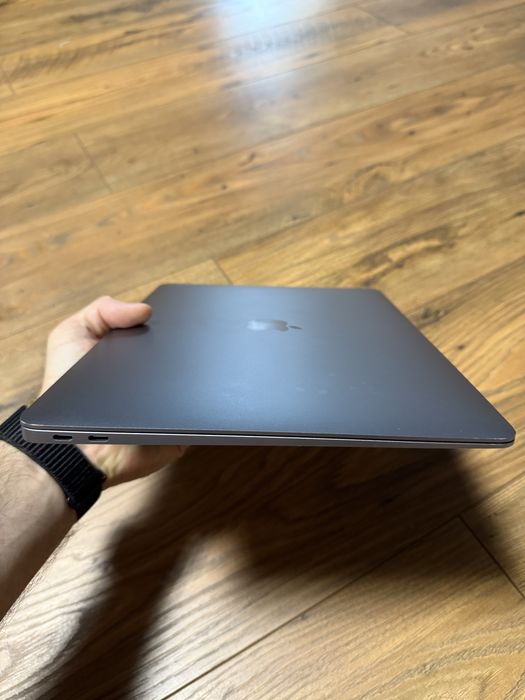 Macbook air 13”, 16gb ram, 512gb stocare, 8core cpu si gpu