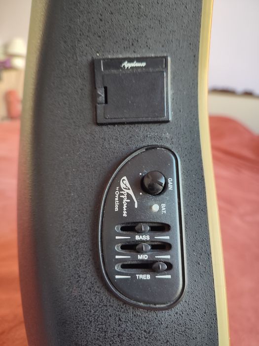 Електро-акустична китара Ovation by Applause