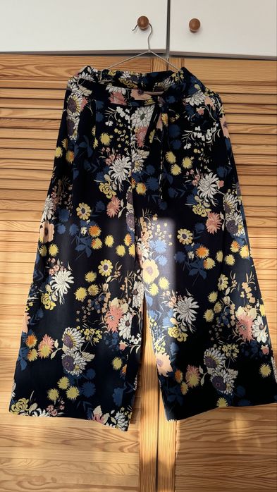 Pantaloni 3/4 culotte cu flori
