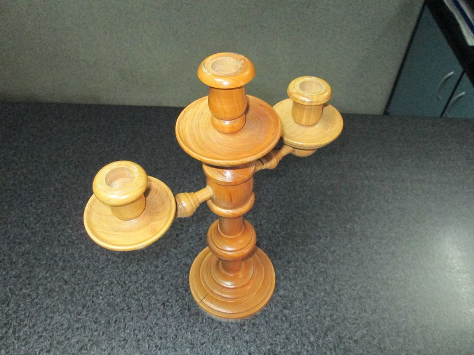 Продавам старинен дървен СВЕЩНИК-изключително рядък