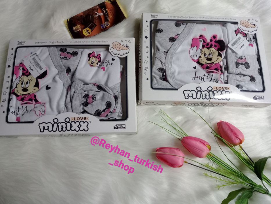 Brendoviye nabori dlya novorojdyonnih devochek i malchikov