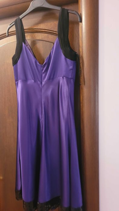 Rochie scurta mov, funda din paiete, terminatia rochiei bordura paiete