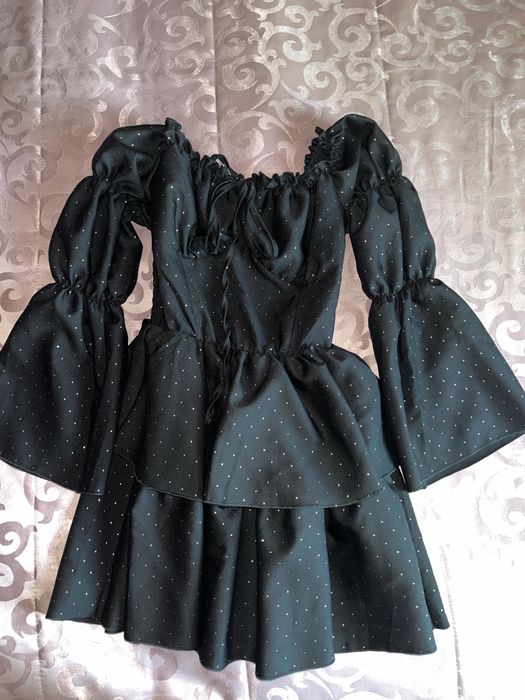 Черна рокля с камъни