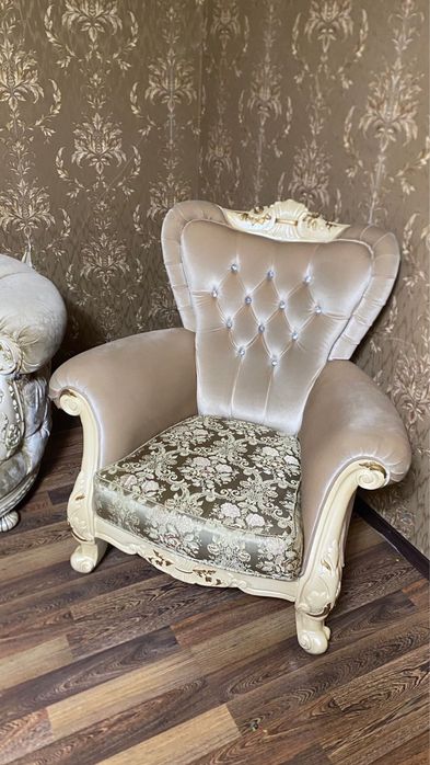 Продам 2 дивана и 2 красло