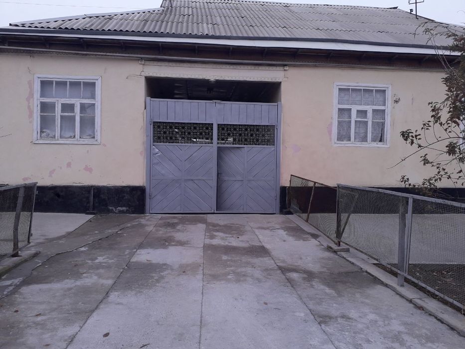 Сирдарё вилояти гулистон шахар махаллада уй сотилади