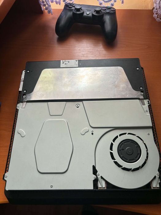 De vânzare PlayStation 4 slim in stare buna