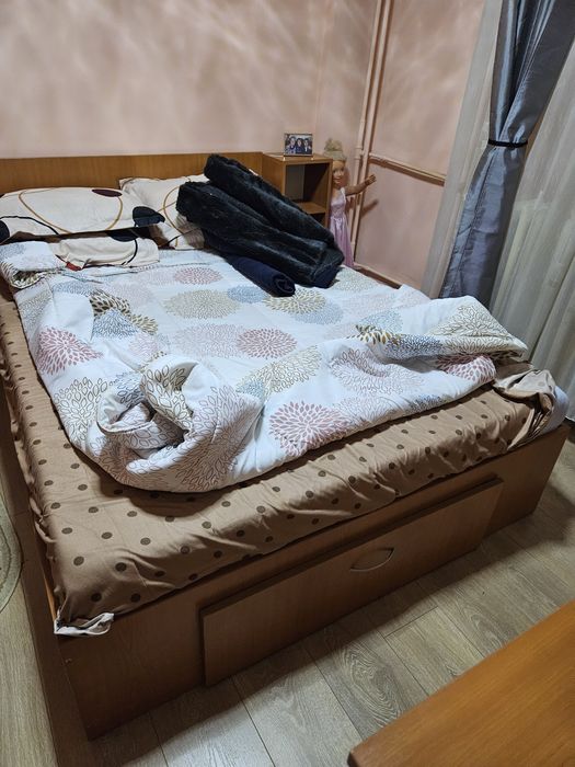 Vand mobila pt dormitor