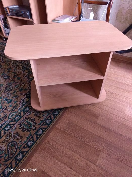 Журнальный столик на колесиках