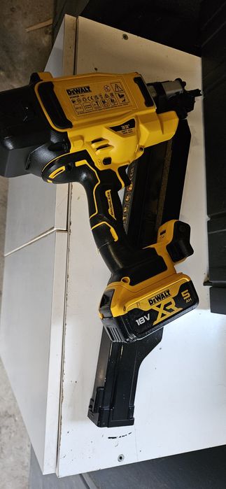 Pistol cuie dewalt dcn 930