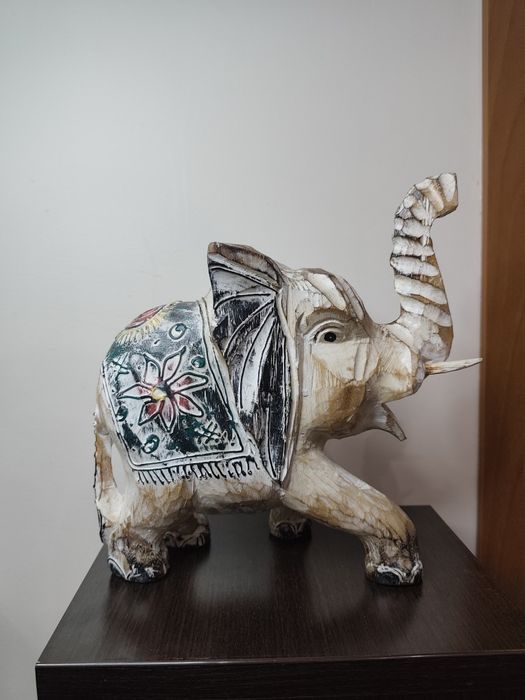 Ръчно резбован дървен слон – ориенталска декорация, символ на късмет