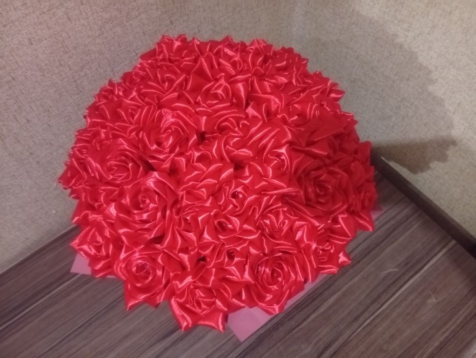 Розы из атласных лент