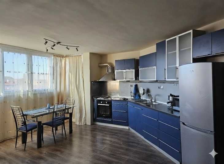 Тристаен апартамент под наем