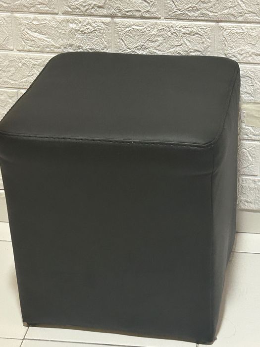 Табуретка куб черна
