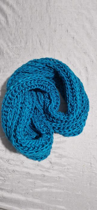 Donez bluza pe gat, blugi si o esarfa