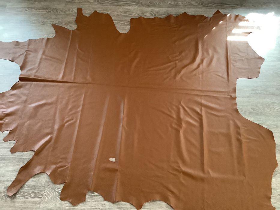Естествена телешка кожа с размери 2700/2250 .