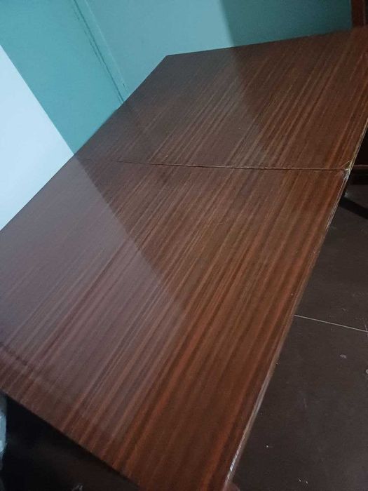 Продается лакированный большой стол