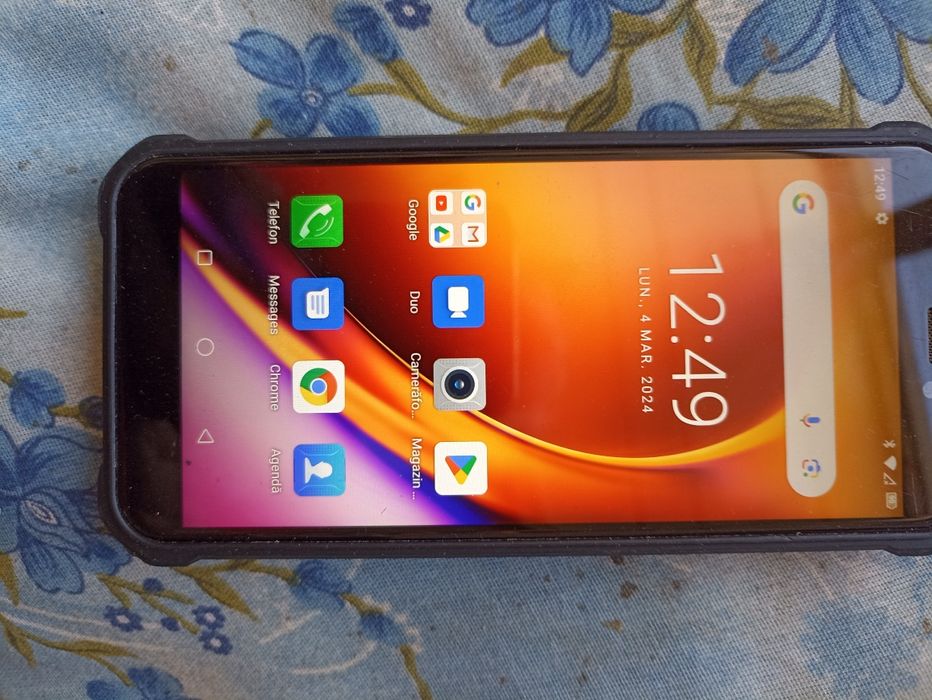 Telefon militar ,rezistent la șocuri ,praf ,ploaie ,cu baterie uriașă