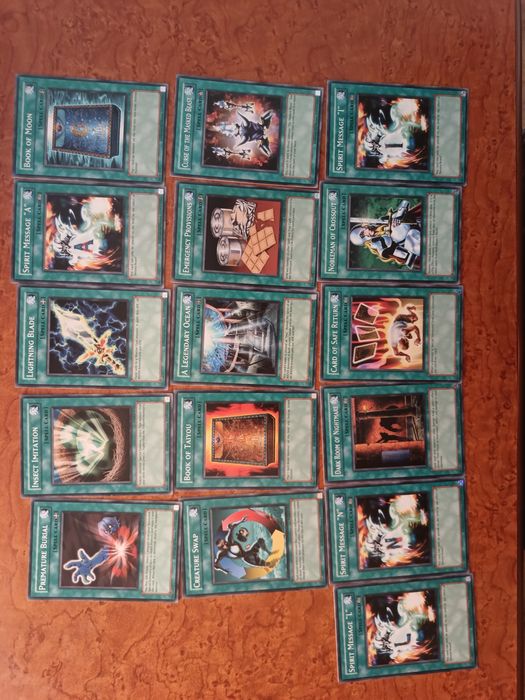 Vând cărți de  colectie yu-gi-oh