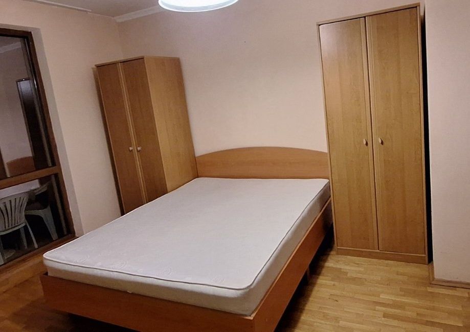 Продавам спалня с матрак, гардероби и скрин, изгодно, почти нови