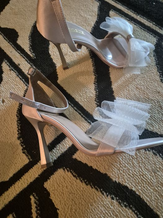 Красиви токчета с панделка