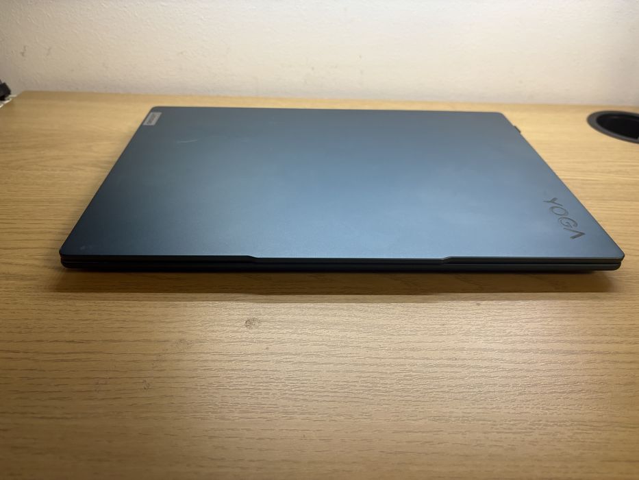 Vând laptop Lenovo Yoga Pro 7 14AHP9, în stare foarte bună, perfect funcțional.