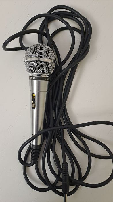 Микрофон LG.на батарейках и с проводом.