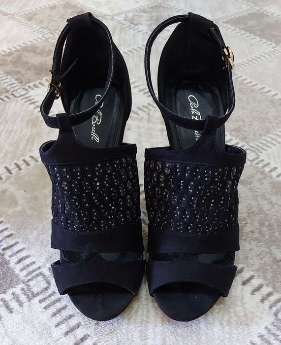 Сандали на висок ток