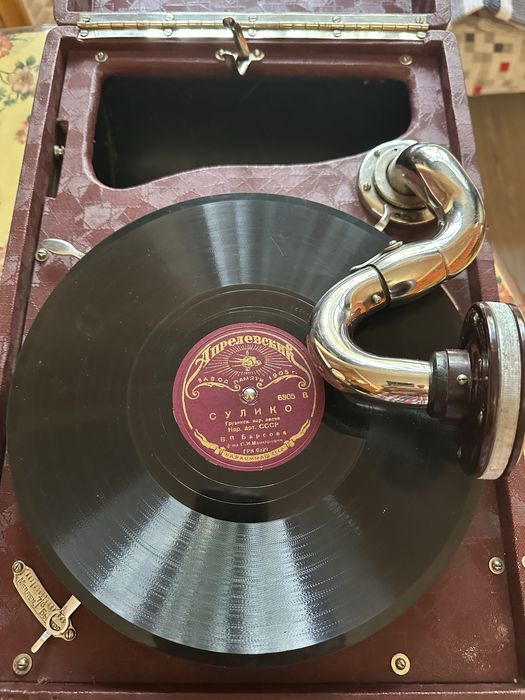 Патефон Ленинградского завода