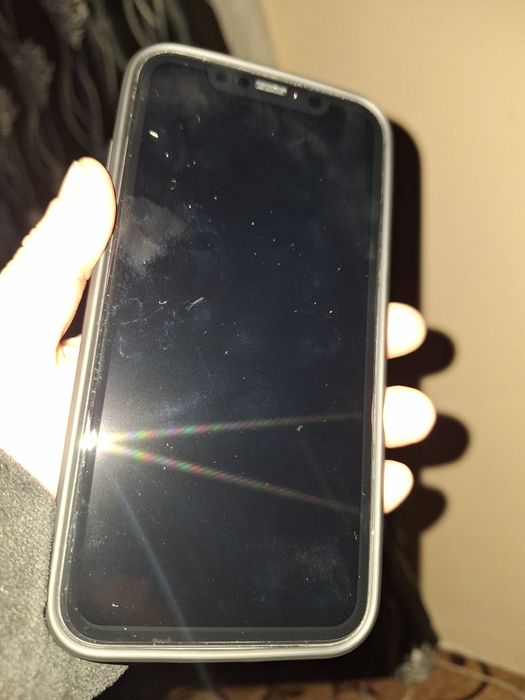 Vand Iphone 11 cu baterie defecta