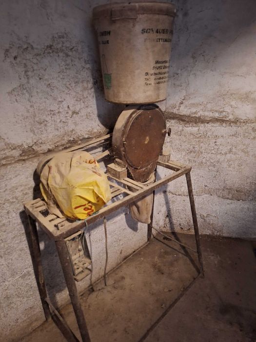 Moară macinat cereale si căruță