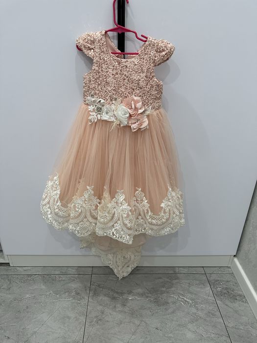 Продаю шикарное платье на девочку