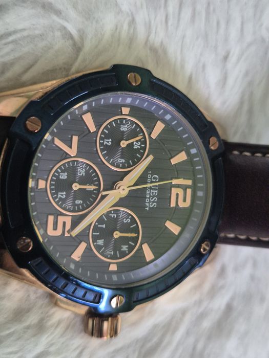Часовник Guess W0600G3