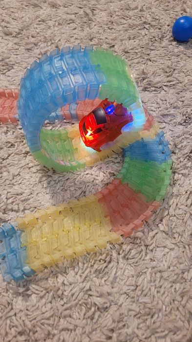 Pista flexibila cu masinuta luminoasa