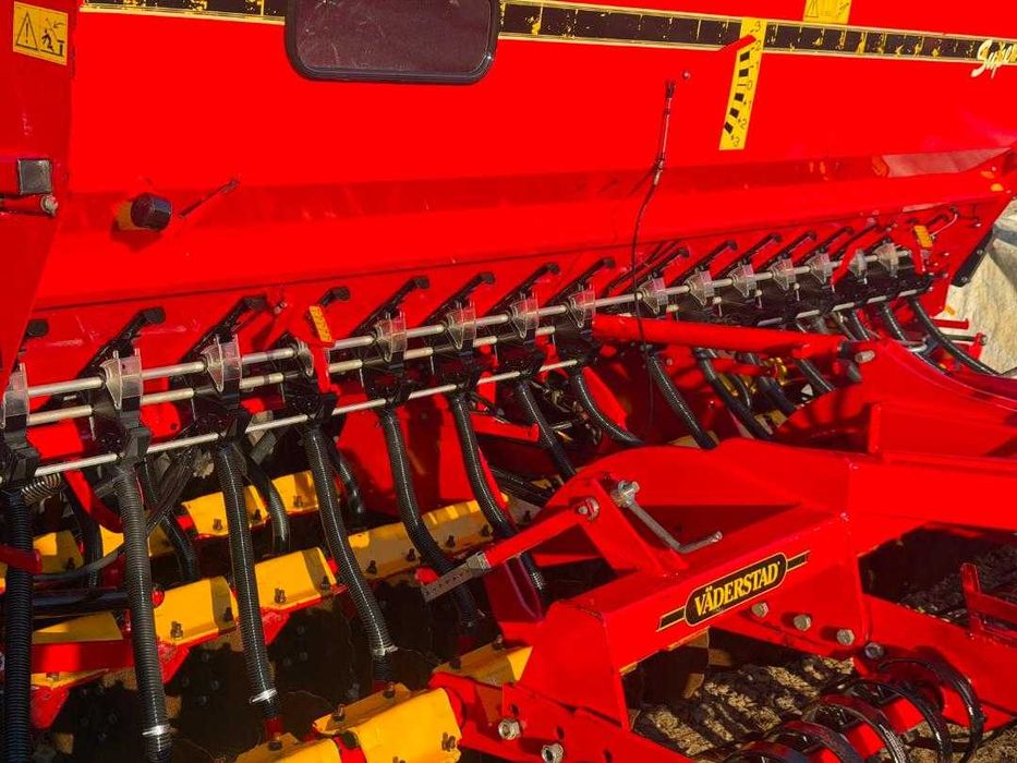 Semanatoare Vaderstad Rapid 400 C an 2018 cu fertilizare in discuri cu buncar de azot Amazone Kuhn Case Claas John Deere New Holland Fendt