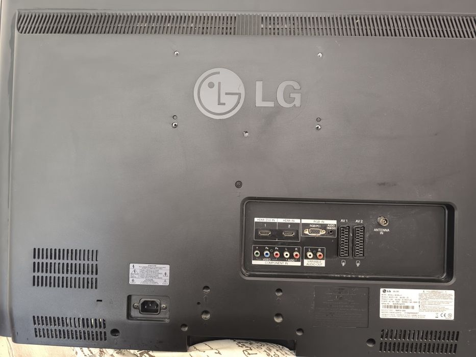 Телевизор LG  32lc52-zc и подарък стойка за стена