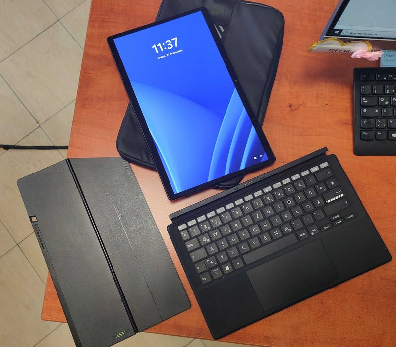 Таблет Asus Vivobook с подвижна клавиатура