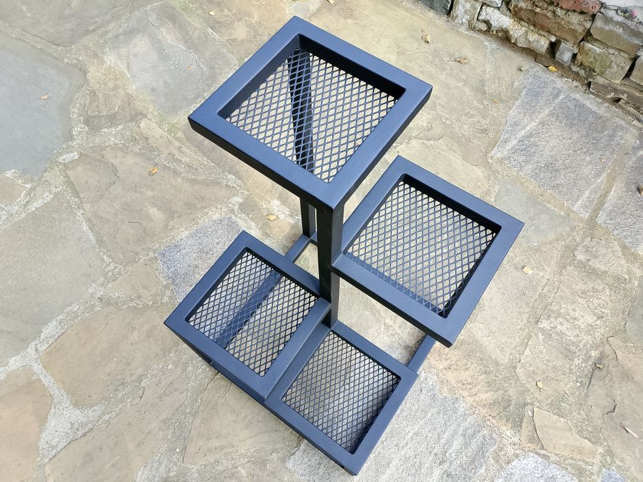 Цветарник метален, прахово боядисан.