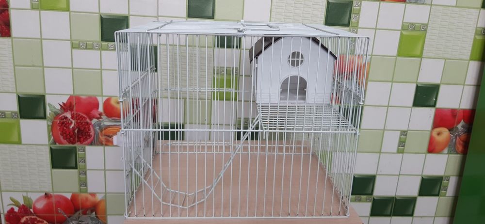 Домик для птицы белого цвета