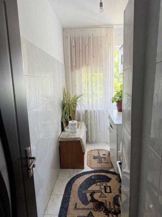 Vând apartament 2 camere, semidecomandat, situat în Constanța, zona KM 4-5.