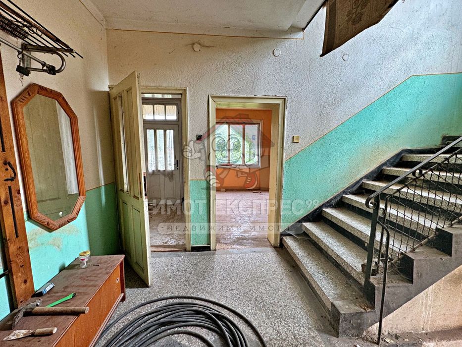 Самостоятелна къща 176кв.м, парцел 900кв.м, в центъра на село Червен