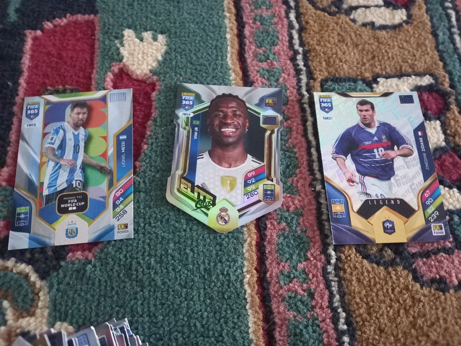 Vând 152 cartonașe panini FIFA 365 2026